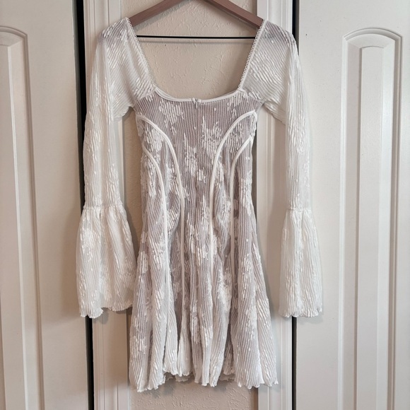 Elegant White Bridal Lace Dress - Picture 4 of 5